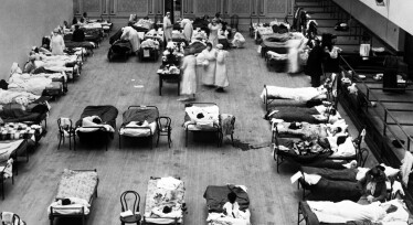 «Испанкой» переболело полмиллиарда человек, или 30% населения земного шара. На фото – временный госпиталь в зале муниципального собрания, Окленд, Калифорния, 1918 год. /Getty Images