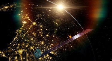 Супутники Starlink оснащено електростатичними двигунами, на кожному апараті встановлено одну сонячну батарею, чотири фазовані антенні решітки, датчики орієнтації за зірками. /Shutterstock