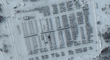 На спутниковом снимке видны заснеженные российские военные машины, припаркованные в Ельне, Россия, 19 января. Ельня находится на северо-западе Смоленской области России, примерно в 120 км от границы с Беларусью и в 260 км от Украины. /Getty Images