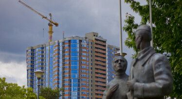 Большинство покупателей квартир компании «Укрбуд» были представителями среднего класса. Многие не могут заселиться до сих пор. На фото – одна из замороженных строек – ЖК Freedom. /Ярослав Дебелый