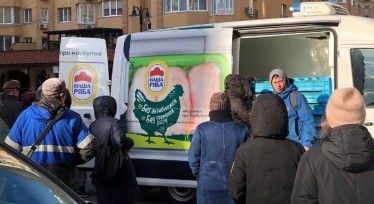 Безкоштовна роздача продуктів від МХП. Фото МХП