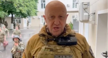 Скрин с видео, в котором руководитель ЧВК «Вагнер» Евгений Пригожин выступает с речью у штаба Южного военного округа в окружении своих наемников, Ростов-на-Дону, 24 июня 2023 года. /Getty Images