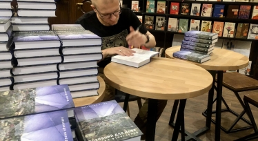 Олександр Михед підписує книгу «Позивний для Йова» /Facebook Олександра Михеда