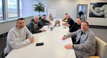 На фото зліва за столом: Артем Бородатюк, Дмитро Олійник, Олег Калашніков, Вячеслав Климов. На фото справа за столом: Олег Гороховський, Костянтин Єфименко, Олександр Конотопський, Володимир Многолєтній. /обработано и дополнено при помощи ИИ (искусственного интеллекта) Photoshop Beta