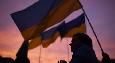 Демонстрант із українським прапором бере участь у мітингу, який зібрав 70 організацій на підтримку України на площі перед паризькою мерією 17 березня. Фото: JULIEN DE ROSA/AFP/GETTY IMAGES