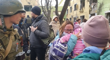 Мариуполь. Мама с ребенком после российского обстрела роддома