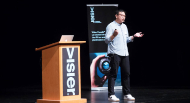 Раян Вонг виступає на загальних зборах співробітників Visier. Фото VISIER