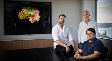 Майкл Сугру, співзасновник, Стівен Шилер (гендиректор) і Стефан Доєн, співзасновник Omniscient Neurotechnology, яка створює мозкові мапи. Фото OMNISCIENT NEUROTECHNOLOGY