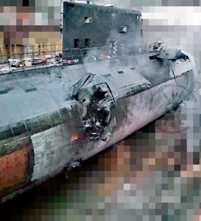 Появились первые снимки пораженной в Крыму российской подводной лодки «Ростов-на-Дону» /Фото 1