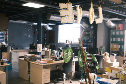 «Классные решения редко рождаются в переговорках». Как выглядит офис IT-компании EVO, где сотрудники самостоятельно могут оформлять пространство /Фото 7