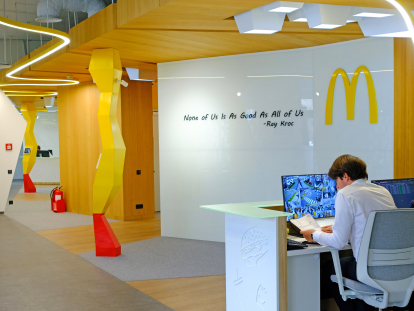 «МакДональдс»&amp;nbsp;реконструировали офис. В нем нет фиксированных мест, есть лаунж-зона с камином и новые рабочие зоны. Как это помогает коллаборациям команд /Фото 38