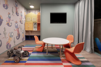 Круговой мост, живое дерево и музыкальная комната. Как выглядит киевский офис IT-компании Grammarly /Фото 15