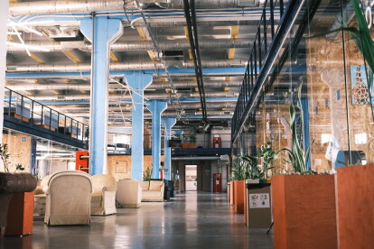 «Классные решения редко рождаются в переговорках». Как выглядит офис IT-компании EVO, где сотрудники самостоятельно могут оформлять пространство /Фото 1