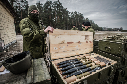 Український військовий показує боєприпаси. /Фото Getty Images