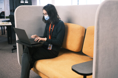 «Тиха» кімната, десятки дощок і ніяких стін. Як виглядає простір, де створюють ідеї в «Новій Пошті» /Фото 13