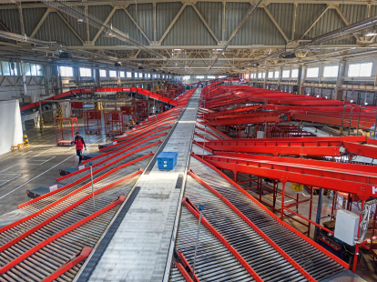 Термінал «Нової пошти» сортує до 50 000 посилок на годину. Що відбувається з посилкою у надрах найсучаснішого логістичного центру України /Фото 9