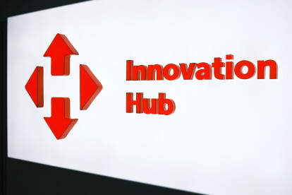 «Тиха» кімната, десятки дощок і ніяких стін. Як виглядає простір, де створюють ідеї в «Новій Пошті» /Фото 2