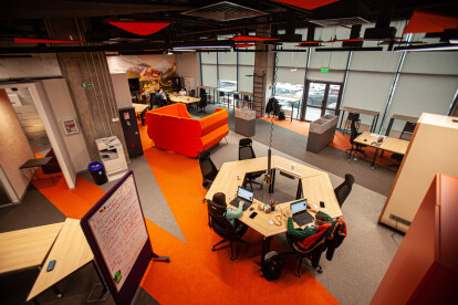 Офис-трансформер и оценка настроения по фото. Как выглядит новый инновационный рабочий хаб Fozzy Group /Фото 9