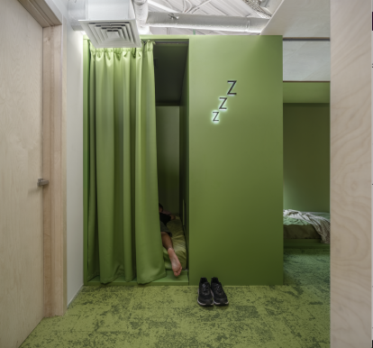 Круговой мост, живое дерево и музыкальная комната. Как выглядит киевский офис IT-компании Grammarly /Фото 11