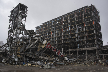 Знищений російською ракетою торговий центр Retroville, 3 квітня 2022 року в Києві, Україна /Фото Getty Images