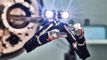 Компания Vicarious Surgical создала миниатюрного робота для операций. Как он может совершить революцию в хирургии /Фото 3