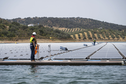Плавающая солнечная ферма на искусственном озере у плотины Алкева в Португалии. /Getty Images