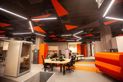 Офис-трансформер и оценка настроения по фото. Как выглядит новый инновационный рабочий хаб Fozzy Group /Фото 11