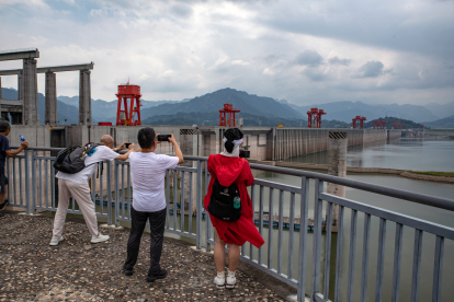 Из-за жары остановилась гигантская ГЭС на реке Янцзы, способная в одиночку снабжать энергией страну вроде Филиппин. /Getty Images