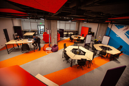 Офис-трансформер и оценка настроения по фото. Как выглядит новый инновационный рабочий хаб Fozzy Group /Фото 4