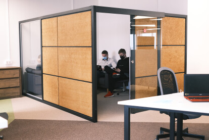 «Тиха» кімната, десятки дощок і ніяких стін. Як виглядає простір, де створюють ідеї в «Новій Пошті» /Фото 32