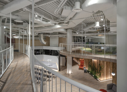 Круговой мост, живое дерево и музыкальная комната. Как выглядит киевский офис IT-компании Grammarly /Фото 3