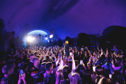 Київське метро стало головним концертним майданчиком країни. Як «підземні» виступи Боно, Бренсона і Монатіка допомагають перемагати у креативній війні /Фото 1