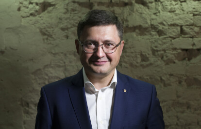 Трудно найти в Украине города, менее похожи друг на друга, чем Львов и Мариуполь. Что их объединяет /Фото 1