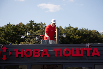 Новая Почта тестирует доставку беспилотниками от украинских производителей. Как выглядит процесс доставки, в котором люди почти не задействованы /Фото 11