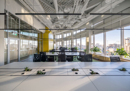 Круговой мост, живое дерево и музыкальная комната. Как выглядит киевский офис IT-компании Grammarly /Фото 13