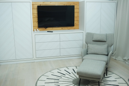 Загородный дом (почти) без дверей, с каминами и мебелью необычных форм. Как выглядит дом семьи львовских предпринимателей Лидии и Всеволода Биласов /Фото 23