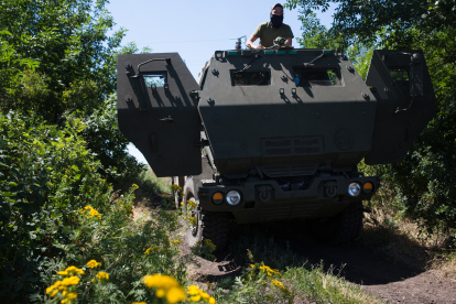 Украинский военнослужащий на HIMARS. /Getty Images