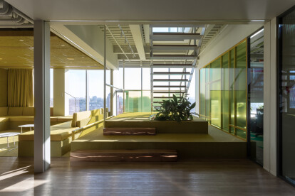 Круговой мост, живое дерево и музыкальная комната. Как выглядит киевский офис IT-компании Grammarly /Фото 14