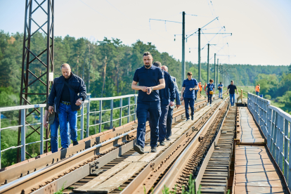 Война стоит «Укрзализныце» до 3 млрд грн ежемесячно. Как не остановиться под российскими обстрелами, потеряв больше половины доходов. Большое интервью с Александром Камышиным /Фото 1