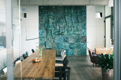 Работай где хочешь, записывай идеи где хочешь. Как устроен офис девелоперской комании SAGA /Фото 1