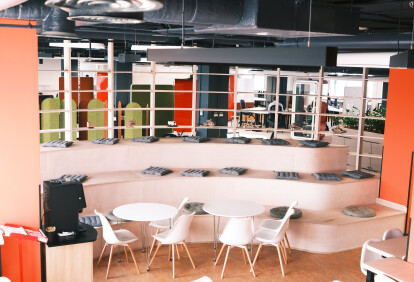 «Тиха» кімната, десятки дощок і ніяких стін. Як виглядає простір, де створюють ідеї в «Новій Пошті» /Фото 1