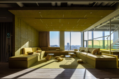 Круговой мост, живое дерево и музыкальная комната. Как выглядит киевский офис IT-компании Grammarly /Фото 2