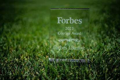 Команду українського Forbes було нагороджено Forbes Courage Award за стійкість, сміливість та адаптивність. /Артем Галкін для Forbes Ukraine