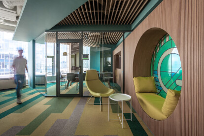 Круговой мост, живое дерево и музыкальная комната. Как выглядит киевский офис IT-компании Grammarly /Фото 7