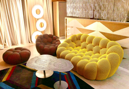 Загородный дом (почти) без дверей, с каминами и мебелью необычных форм. Как выглядит дом семьи львовских предпринимателей Лидии и Всеволода Биласов /Фото 22