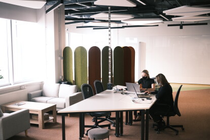 «Тиха» кімната, десятки дощок і ніяких стін. Як виглядає простір, де створюють ідеї в «Новій Пошті» /Фото 30