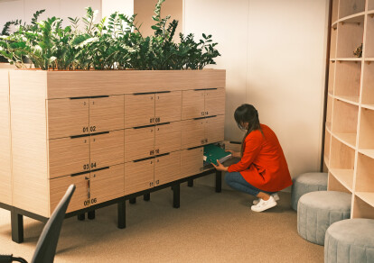 «Тиха» кімната, десятки дощок і ніяких стін. Як виглядає простір, де створюють ідеї в «Новій Пошті» /Фото 31