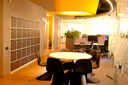 «МакДональдс»&amp;nbsp;реконструировали офис. В нем нет фиксированных мест, есть лаунж-зона с камином и новые рабочие зоны. Как это помогает коллаборациям команд /Фото 27