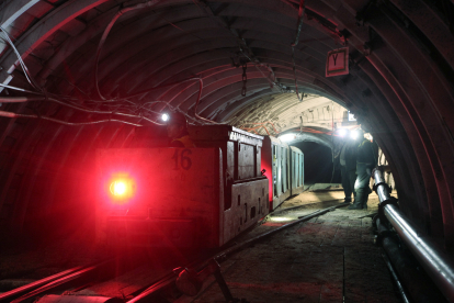 Вагонетка на електротязі, яку шахтарі називають “карета” /Фото Фото Олександр Іванніков для Forbes Україна
