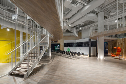 Круговой мост, живое дерево и музыкальная комната. Как выглядит киевский офис IT-компании Grammarly /Фото 9